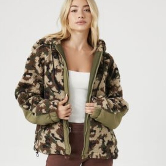 NWT Forever 21 Faux Shearling Camo Print Jacket Sz M Lightweight but substantial - Picture 1 of 15